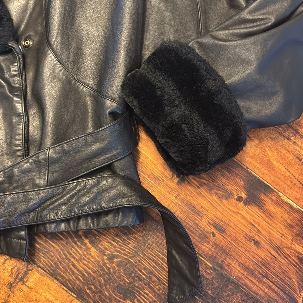 Vintage Wilson’s Belted Crop Leather Jacket and faux fur trim size large - Picture 4 of 7